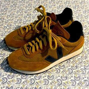 Like new! Veja Rio Bianca ER 39/US 8 Sneakers